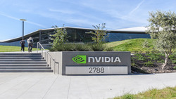 輝達（Nvidia）領漲、美債危機未解，美股走勢分歧