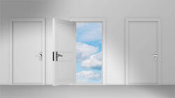 當老天爺關上你一扇門，別傻等有人幫你開一扇窗...一個創業過來人：要自己趕快去開窗