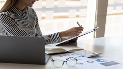 碳交易啟動，27家企業搶購，最大買家非科技業！