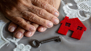 老後退休只剩下房，申請「以房養老」好嗎？不動產逆向抵押貸款該注意什麼？