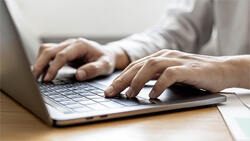 商務郵件怎麼寫，才能傳達到位又不失禮？麥肯錫專家教你用3段落書寫，提升表達力和好感度