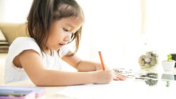 國小兄妹每日睡6.5小時，虎媽教育引熱議，專家：當心青春期叛逆