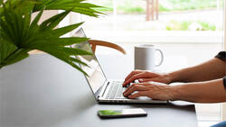 想讓收件人秒懂來意？哈佛教授分享，AI時代必學高效訊息溝通原則：少即是多