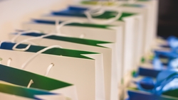 2024股東會紀念品概念股在這裡！大魯閣加碼發3600元，領取資格、如何領取一次看！