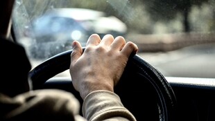 三峽車禍、高齡換照年齡下修是解方？台大醫師：倉促變革恐讓偏鄉長者「回