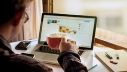 年領股息130萬，存股17年的數學老師：別小看自律及複利的力量！