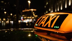 颱風天若須搭計程車上班，可向雇主申請車費？勞動部：雇主應出錢