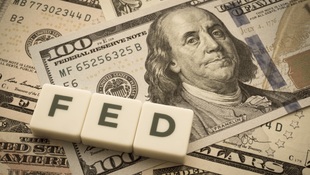 降息資金潮即將湧現？經濟學家：Fed降息幅度可能超乎預期