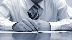 18年優良員工被迫休無薪假，薪水僅剩1萬5…面對企業大開鍘，勞工須知4件事！