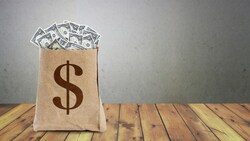 退休音樂人賣房買多張「保本」保單，全因聽信理專…理財如過平交道，「停看聽」很重要！