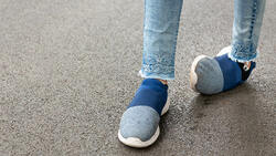 你不知道的政府補助》出門上班扭傷腳，休養半個月算職業災害，勞保付7成薪！