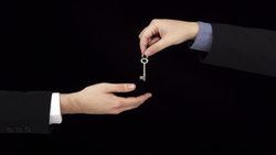 炒房手法揭密》豪宅還沒蓋好就能交易...轉紅單？小心稅務問題！