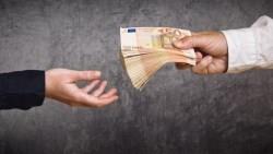 你也在養「老小孩」嗎？台灣逾5成父母資助成年子女，但錢包老是失血，可從3徵兆找原因