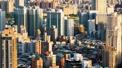 顏炳立：蛋白區房價「德不配位」，預估第1季後將進入修正