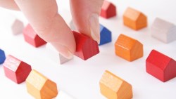 政策打炒房、自用買盤需求強勁！顏炳立：今年房價持平，2023年才有新行情