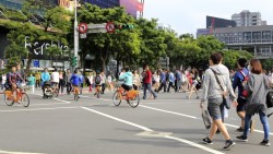 「我終於還清房貸，然後住進養老院...」解析台灣年輕人為何容易負債？