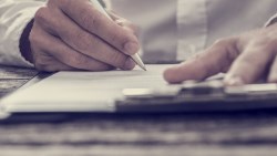 幫助兒子創業掏太多老本，單親富媽媽領悟：人生無常，先做好自己的財產規畫！