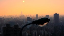 全球3大經濟體陷停電海嘯，成未來股市變數？