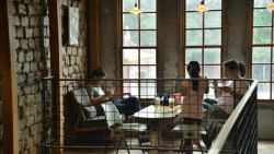 店面出租可賺10萬，夫妻辛苦開店卻只賺8萬...理財顧問嘆：有些決定，不是錢能衡量的