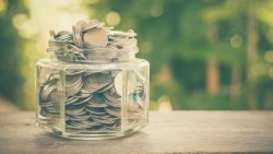 小資女艾蜜莉分享近期買股標的，「這檔」金融股還可以存！