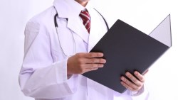 放棄外商工作、重考大學負債百萬...一個醫生的告白：即使讀名校，未來也不會從天而降