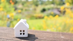 房產ETF今年飆10%！退休基金也爆買，美房價料續噴