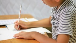 「錢是要緊急時用的…」5歲弱勢小孩一句話令人心酸，理財專家媽媽：別怕太早和孩子談錢