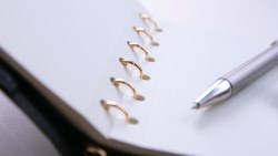 「鉛筆10元、橡皮擦30元？」孩子對錢沒概念，只挑昂貴的可愛文具？理財媽咪：學聰明消費趁開學