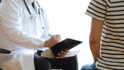 她不買保險，醫療費想靠自己存…過來人分享家人罹癌經驗苦勸：100萬元很快就會燒光了