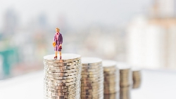 降息讓現金價值愈來愈薄？看看「超級富豪們」如何運用手上資金