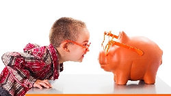 應該讓小孩有信用卡嗎？理財專家媽媽：提早累積信用、跟銀行往來非壞事！