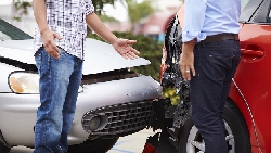 機車族快看》不是保第三人責任險就好，怕撞名車還需要「超額附約」